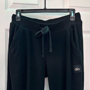 Size M ALO Yoga Plants black